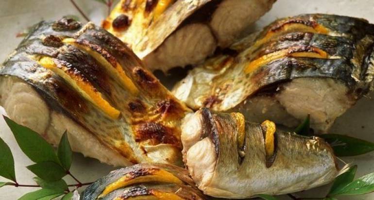 Запеченная скумбрия с апельсином в фольге