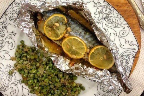 Пряная скумбрия с лимоном и орешками